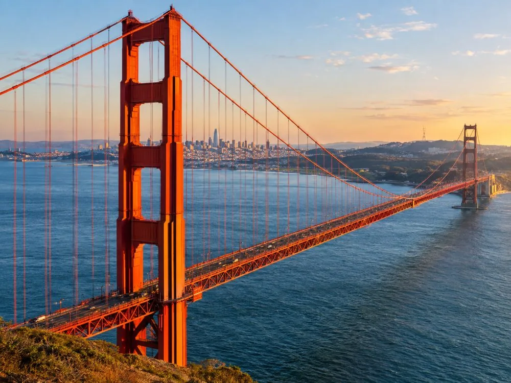 La vista da Battery Spencer sul Golden Gate Bridge e la città oltre