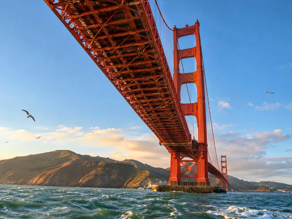 La parte inferiore del ponte del Golden Gate e la torre sud, viste da una barca nella baia