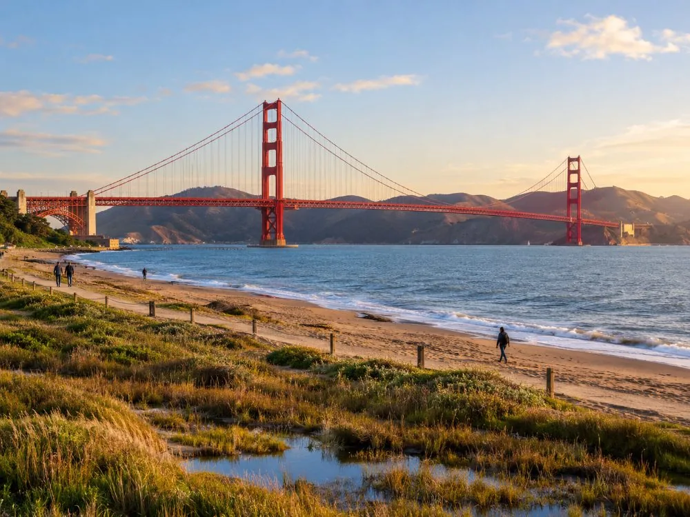 Il Golden Gate Bridge dalla riva di Crissy Field