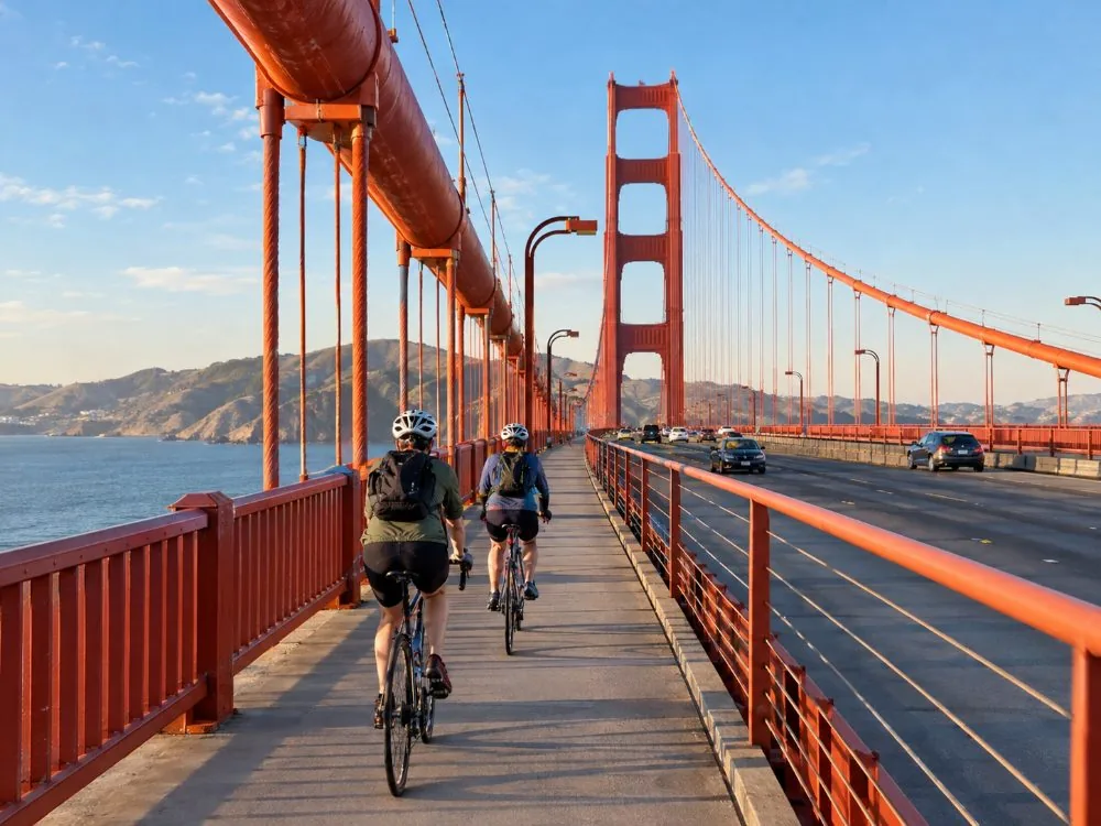 Ciclisti che percorrono il marciapiede del Golden Gate Bridge