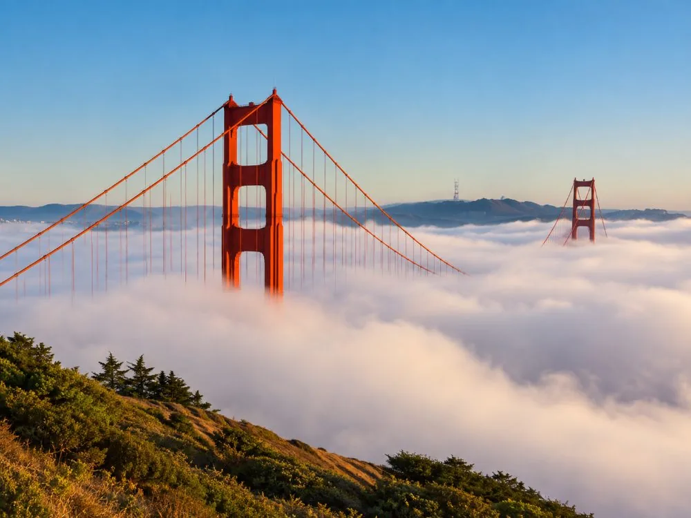 Le cime delle torri del Golden Gate Bridge sopra una coltre di nebbia