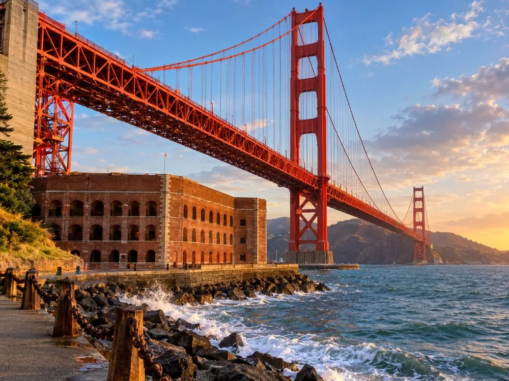 Il Golden Gate Bridge che si inarca sopra le mura di mattoni di Fort Point