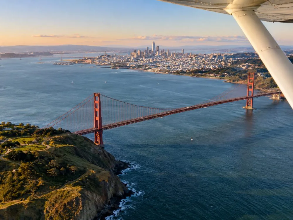 Il Golden Gate Bridge visto dall'alto, con San Francisco alle spalle